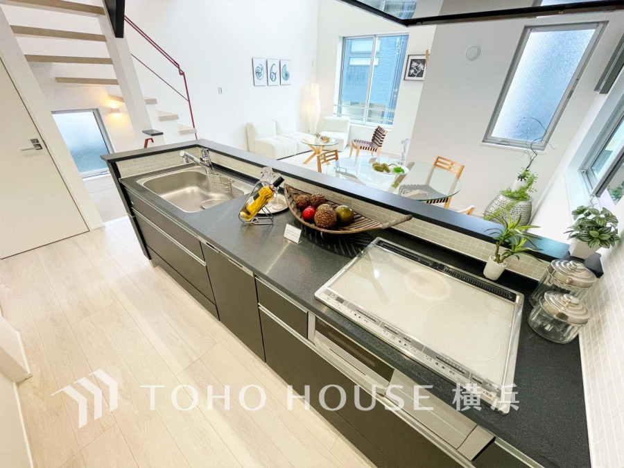 広く取られた対面キッチンは、リビングで寛ぐご家族と会話をしながらお料理が出来ます。高級感のあるカラーで空間をより上質な雰囲気にした、清潔感のあるデザインです。