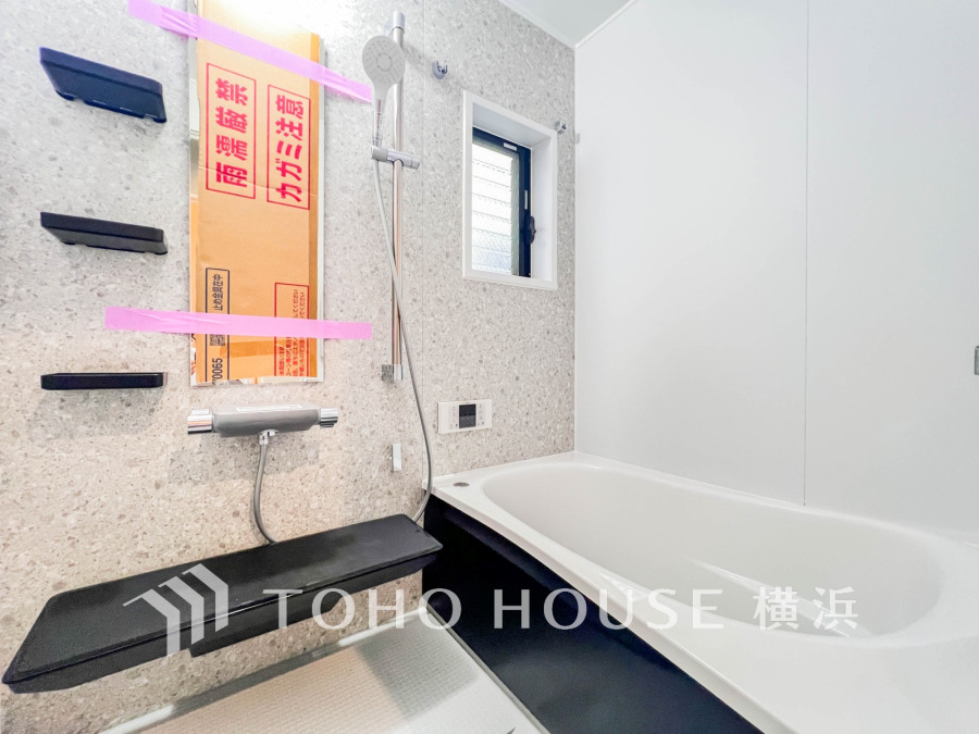 上質が感じられる質感とカラーリングで、清潔な空間美を実現。一日の疲れが癒される優雅なバスタイムを堪能できるゆとりあるバスルームです。