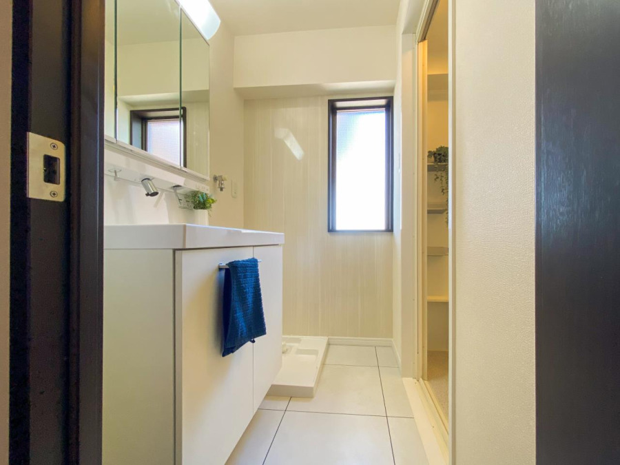 脱衣スペースを含む空間はゆとりの広さを設け、また洗面化粧台にも収納スペースを設ける事により、散らかりやすい洗面スペースをスッキリ保てます。