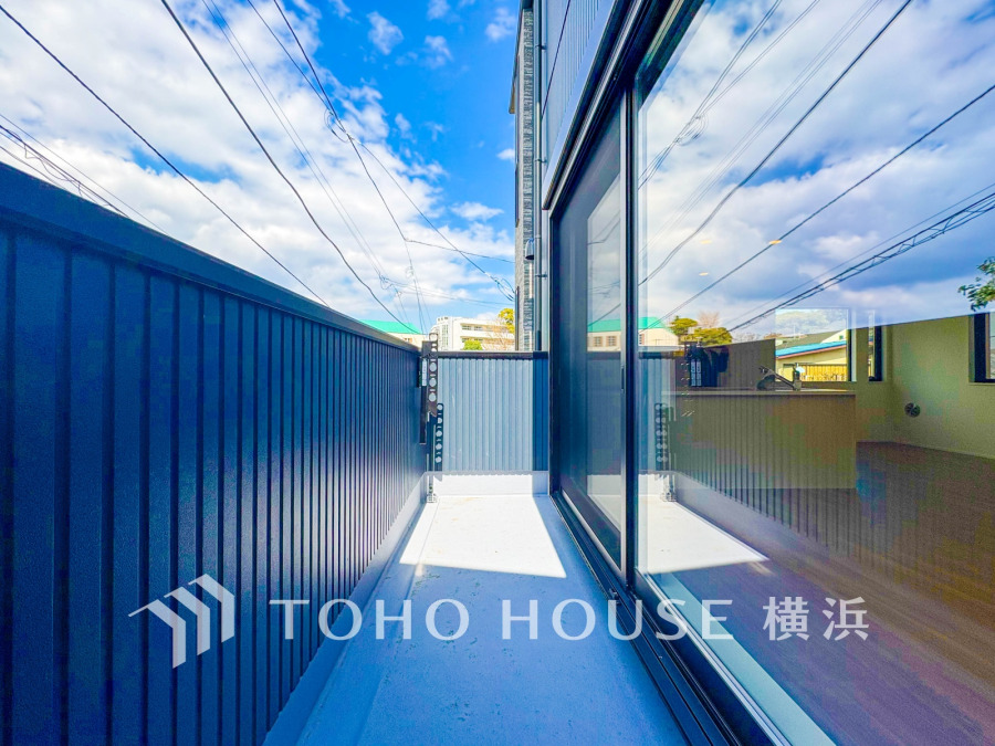 暮らしの中で光と風を演出してくれるバルコニー、見事なまでの開放的な空間を演出しながら、プライベート性も確保された空間は我が家の自慢。