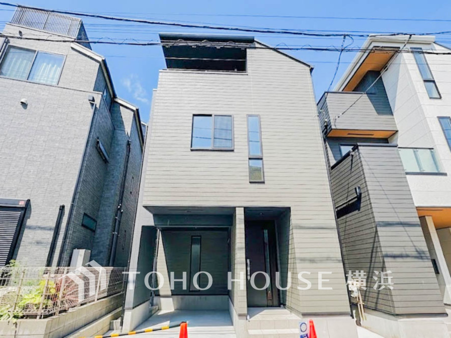 住む人を映し出す洗練された佇まいは、いつまでも輝き続けながらいつしか街の風景に溶け込んでいきます。