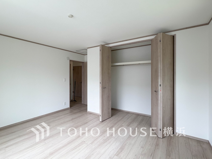穏やかな風と陽光を導き、プライバシーに配慮された設計プランを採用し、居住性を一段と心地よいものにしています。明るく開放的な空間を演出しております。