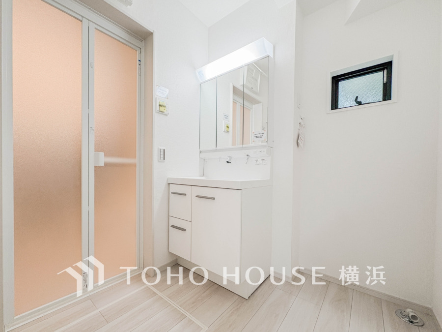 ご家族の1日が始まり、1日の終わりを締めくくる洗面空間。洗濯機を配置しても十分なスペースを確保した設計となっております。