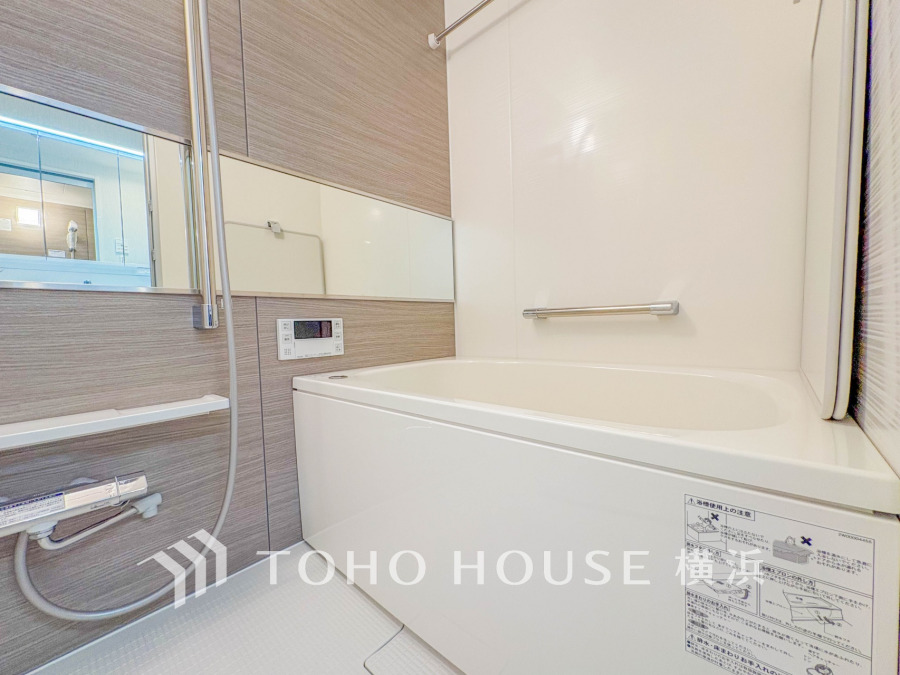 快適な使い心地とゆとりある空間が1日の疲れを解きほぐすバスルーム。空間も浴槽もゆったりのびのび使えるゆとり設計。広く感じるゆとり設計で快適なリラックスタイムを過ごせます。