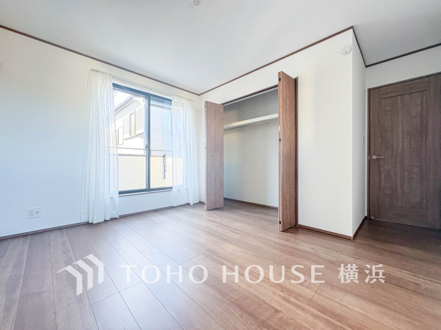 穏やかな風と陽光を導き、プライバシーに配慮された設計プランを採用し、居住性を一段と心地よいものにしています。明るく開放的な空間を演出しております。