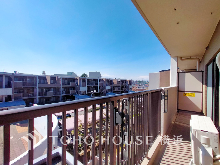 たっぷりの陽光が差し込むバルコニー。健やかな暮らしを守る太陽の恵みを存分に享受できます。爽やかな風と暖かな陽射しが紡ぐハーモニーが日々の暮らしのBGMになることでしょう。