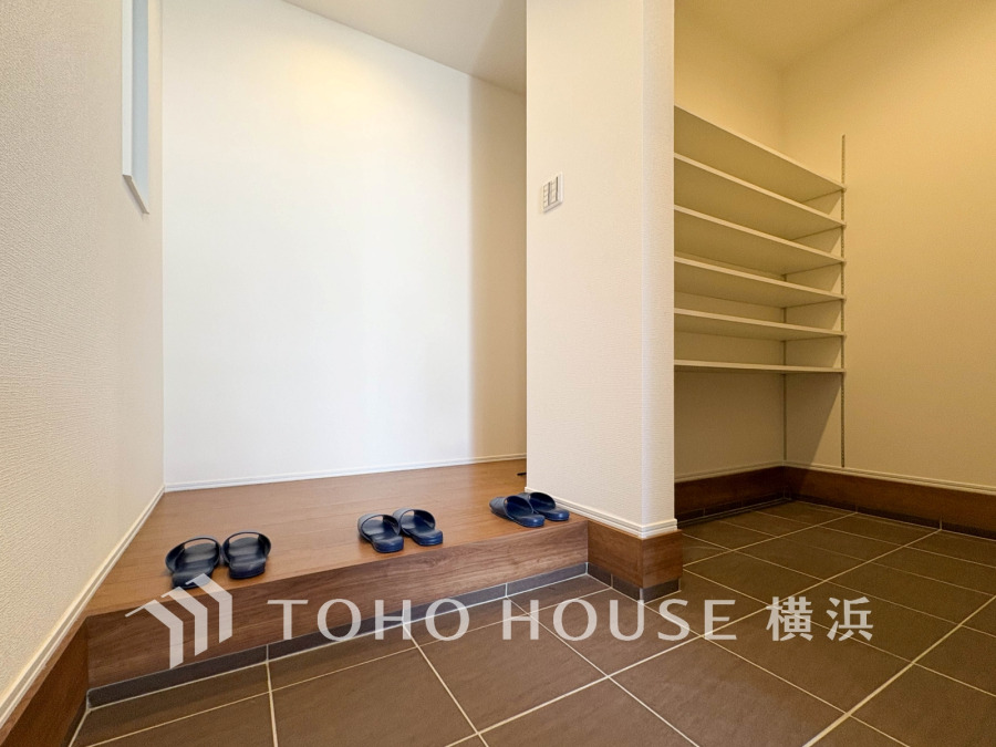 上質感漂う玄関と廊下。居住者の帰り、訪れる方を優しく迎える・安らぎに満ちた生活空間を予感させる。健やかな暮らしを楽しめそう