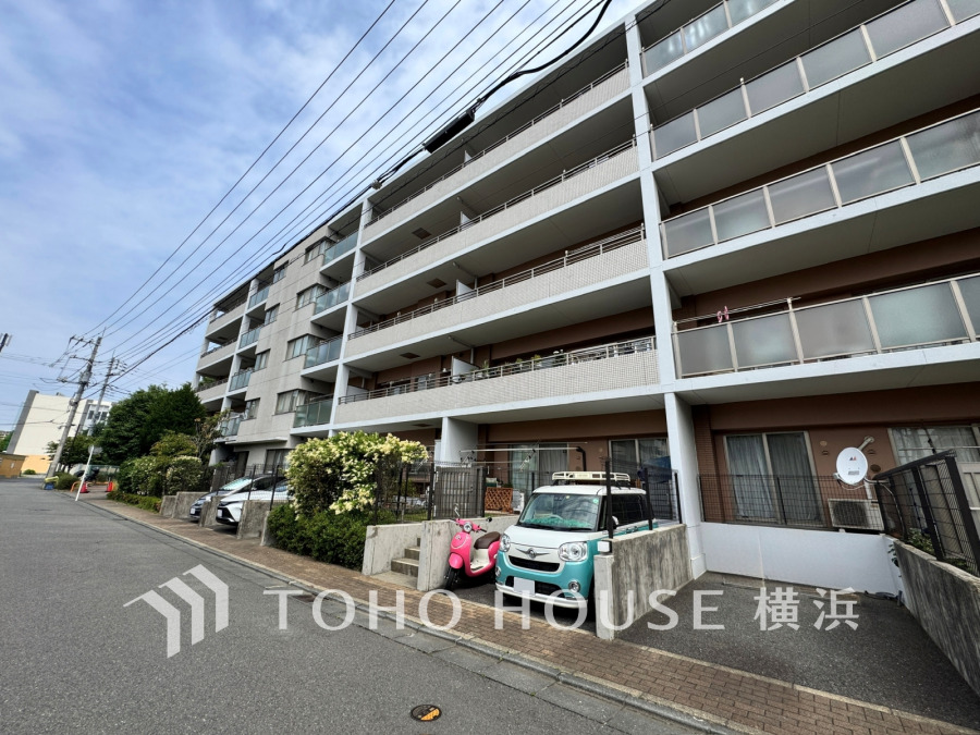 その邸が魅せる、気品・上質・重厚感・極細やかさ、そのすべては訪れた者に安らぎと品性を与える特別な空間です。ここに住むからこそ意味がある。すべての（始まり）をここから迎えます