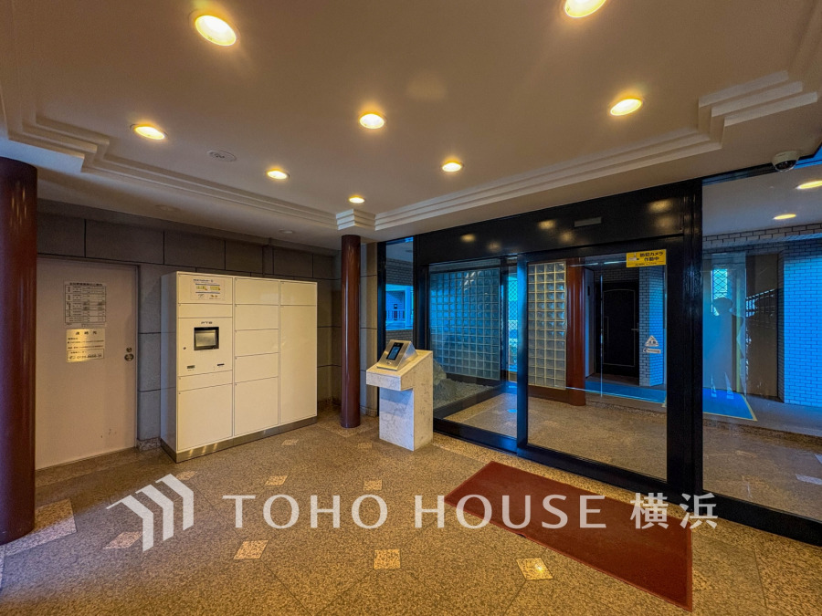 エントランスは毎日の行き帰りで使う大事な空間です。明るい基調で華やかなデザインなので、毎日も気持ちよく、またご友人なども素敵に迎え入れられます。