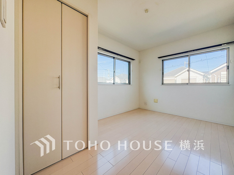 穏やかな寛ぎを届ける上質仕様のゆとりあるプライベートルーム。自分時間を充実させながら心豊かなひとときを過ごすための大切な空間です。クローゼット完備でお部屋はいつもスッキリです。