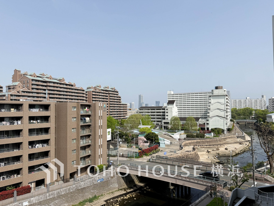 手を伸ばせば、ふれることが出来そうな環境が、そのままインテリアになったような印象です。その豊かな眺望にふさわしい空間には、通風・採光にも優れ、心地よい光と風があふれています。