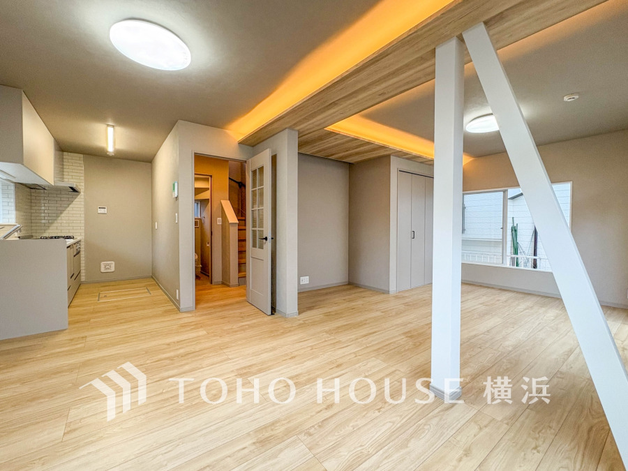 柔らかな色合いのフローリングと清潔感の溢れるクロスが明るい空間を創り出しているリビングダイニング。憩いの場に相応しく、ここで楽しむ家族の時間が絆をより深めてくれそうです。