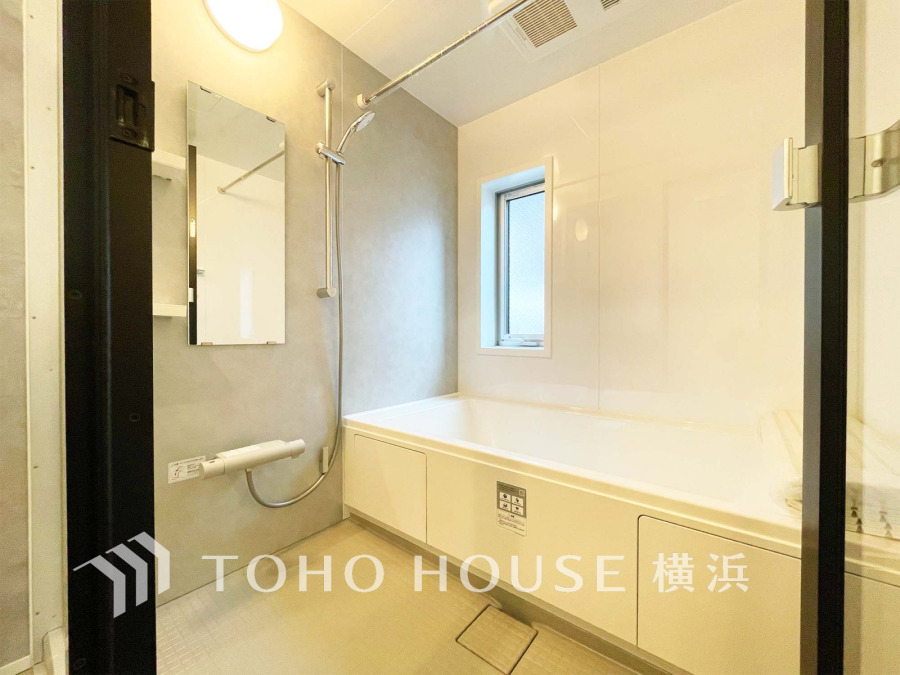 上質が感じられる質感とカラーリングで、清潔な空間美を実現。一日の疲れが癒される優雅なバスタイムを堪能できるゆとりあるバスルームです。