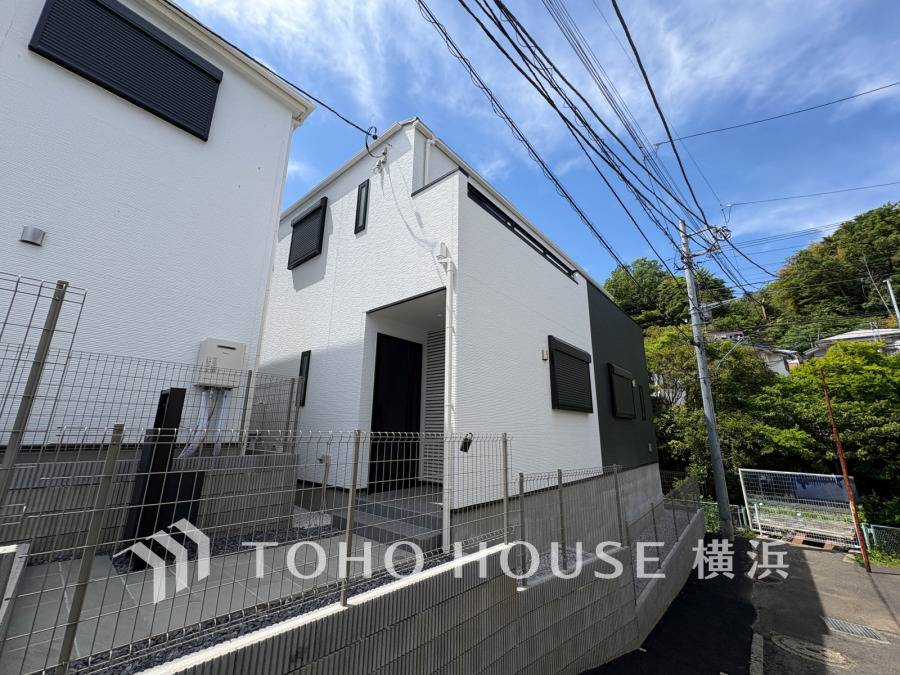 その邸が魅せる、気品・上質・重厚感・極細やかさ、そのすべては訪れた者に安らぎと品性を与える特別な空間です。ここに住むからこそ意味がある。すべての（始まり）をここから迎えます。