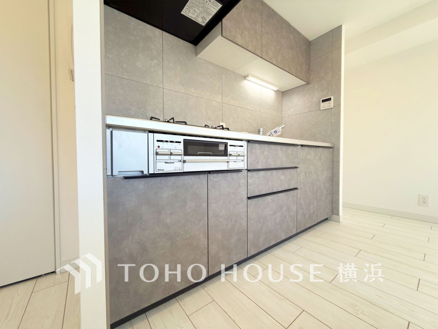 新規交換された清潔感溢れるキッチン。リビングとの一体感のある開放的な空間です。
