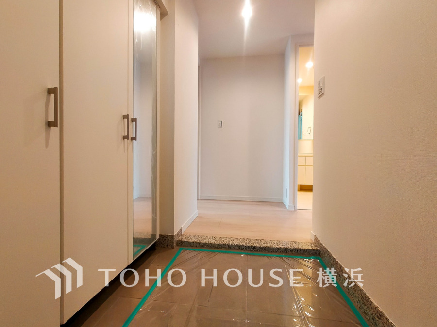 清潔感あふれる玄関は大容量の収納付きで、スッキリとした空間を実現。家族の出入りも快適です。