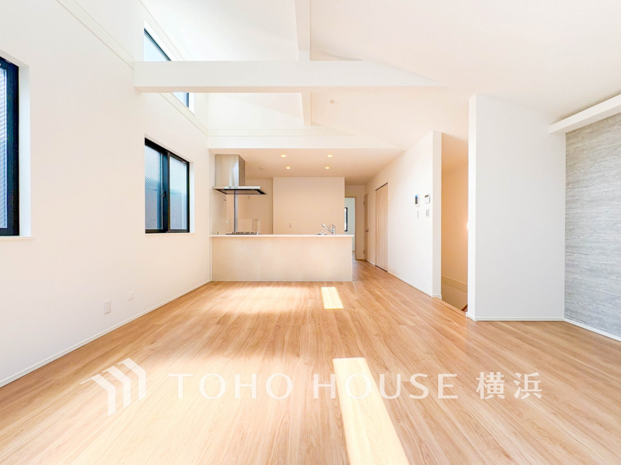 光と風があふれる開放的なリビングダイニングには自然と家族みんなが集まってきます。明るく穏やかな空気の中で飲んだり、食べたり、笑ったり。