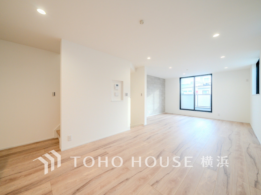 自然光がたっぷり入る明るいリビング。ナチュラルな木目床と白壁で開放感あふれる空間です。