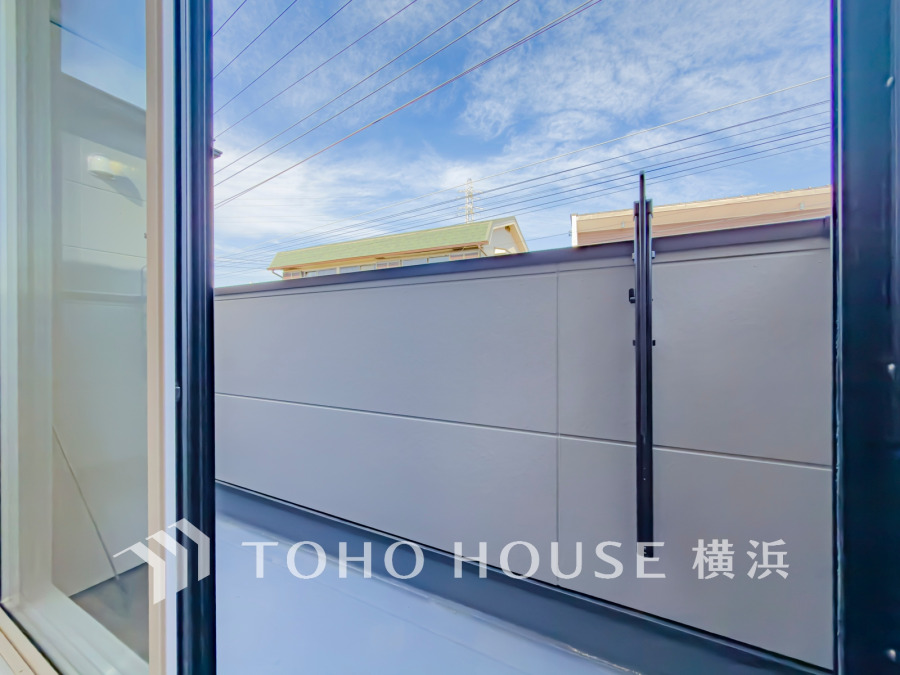 開放感いっぱいの眺望と共に光と風を享受するバルコニー。緑豊かな景観を眺めることができます。