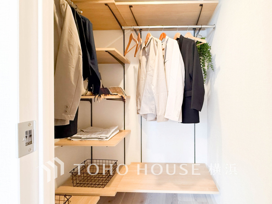 収納力と使いやすさを追求したマルチWIC。可動棚とハンガー付きです。