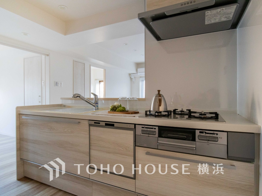 スタイリッシュな対面キッチンを採用。キッチンからリビングが見渡せるので、お子様を安心して遊ばせながら家事ができますね！リビング学習をするお子様にも声がかけやすい自然な距離感です。