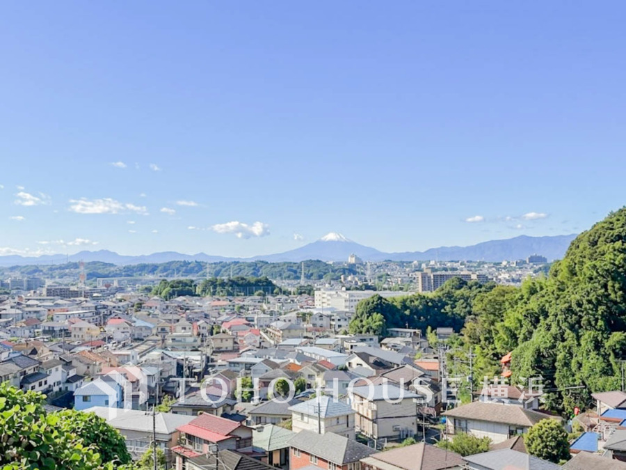 開放感と抜ける風の気持ちよさを感じ、緑ある眺望に癒される落ち着いた住環境。晴れた日には富士山も遠望できます。
