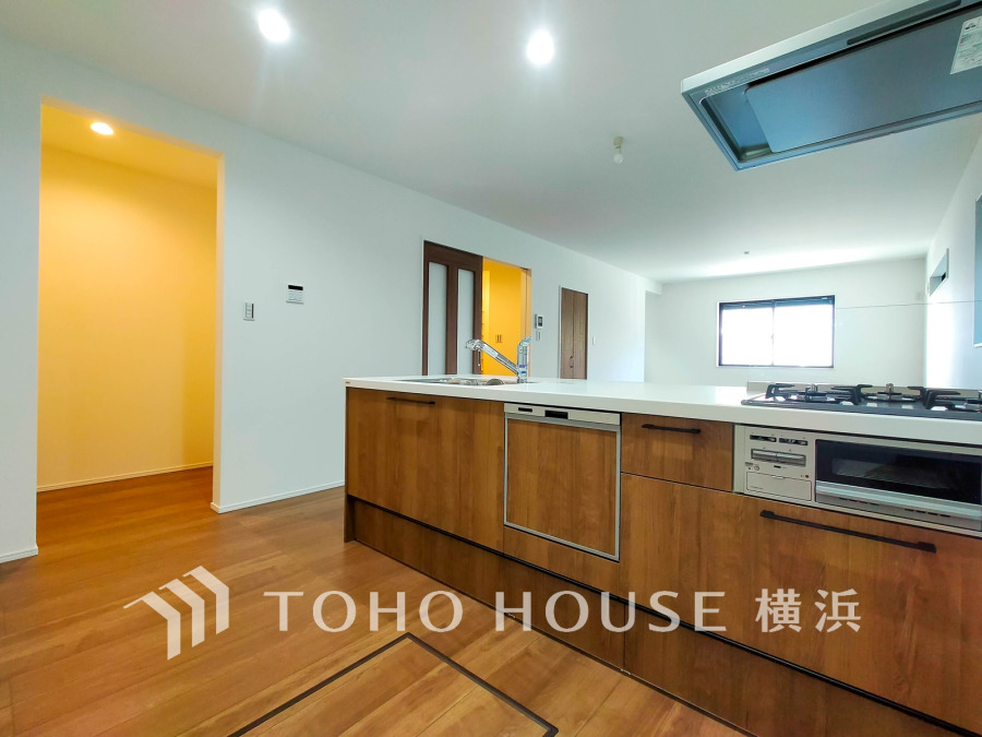 明るく開放的な対面キッチンは収納充実で使いやすく、家族との会話も楽しめる快適な空間です。