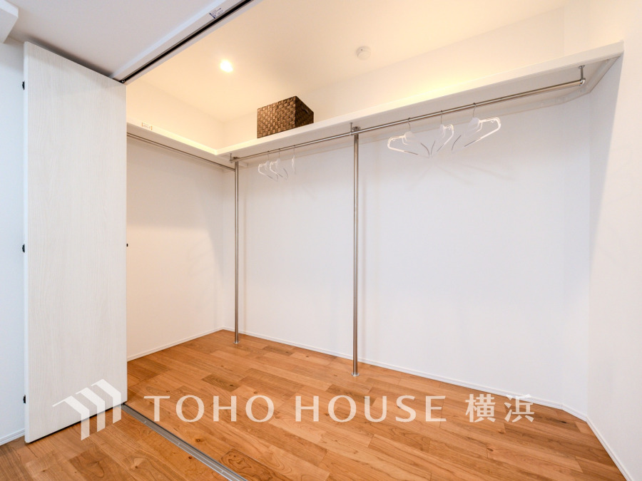 広々としたウォークインクローゼット。収納力も十分で季節物もすっきり整理できる快適空間です。