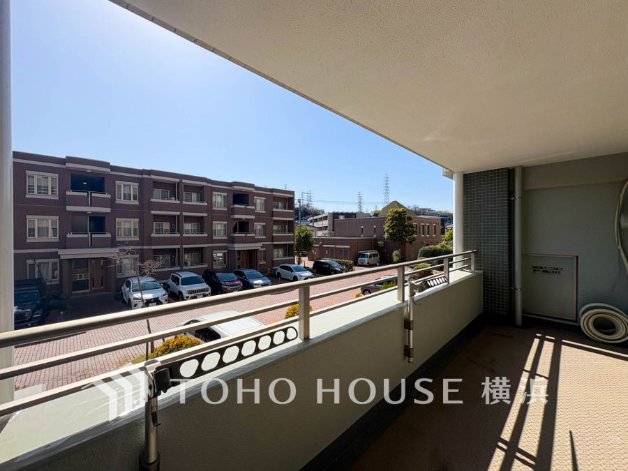 暮らしの中で光と風を演出してくれるバルコニー、見事なまでの開放的な空間を演出しながら、プライベート性も確保された空間は我が家の自慢です。