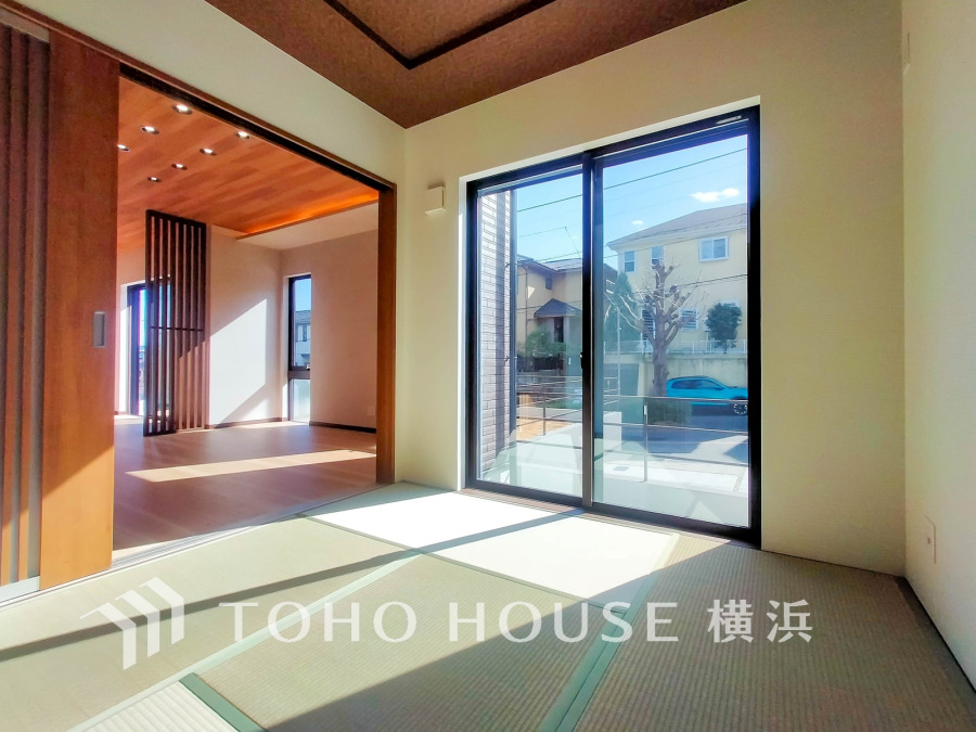 とても上質感を感じることができる和室は、暖かな陽射しがたっぷりと入る気持ちの良い空間。多目的に使用できる快適なお部屋としてお使い頂けます。