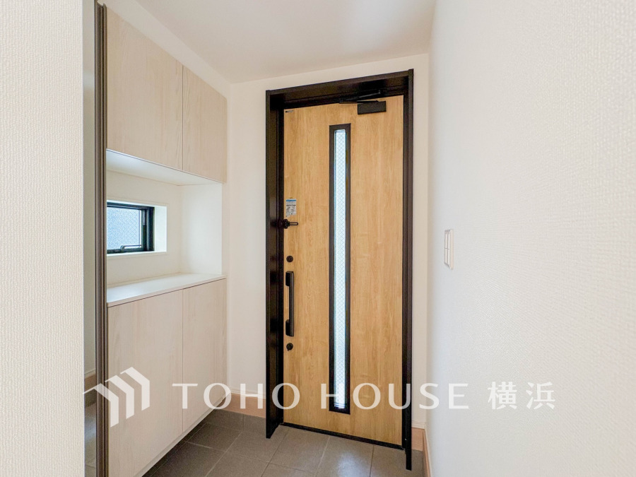 お客様をお迎えする玄関は落ち着いた雰囲気。帰り着くたびに洗練されたテイストの空間に迎えられ誇りと喜びを感じる玄関まわりです。