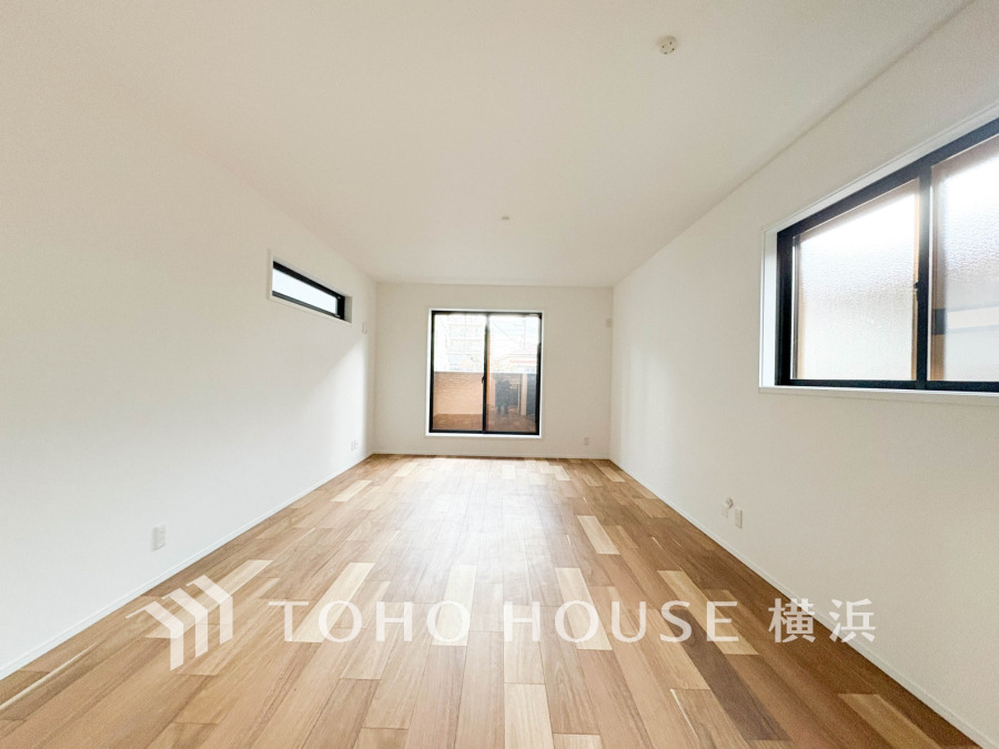 広々としたリビング・ダイニングは、光が広がるシンプルさがお洒落な内装。落ち着いた雰囲気に包まれて、伸びやかな空間のなかで、ゆったりと家族団らんのひとときを過ごせます。