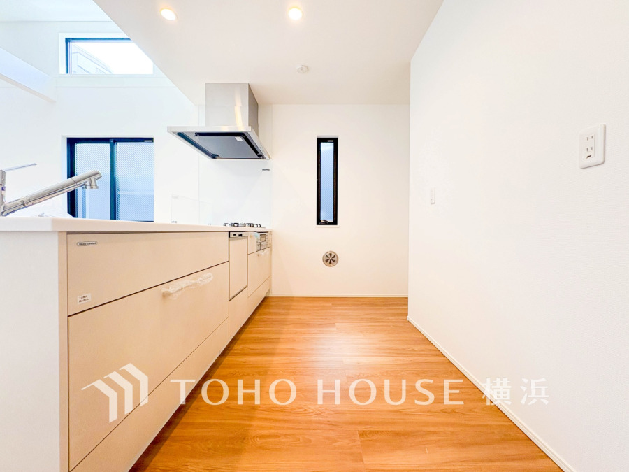 広く取られた対面キッチンは、リビングで寛ぐご家族と会話をしながらお料理が出来ます。高級感のあるカラーで空間をより上質な雰囲気にした、清潔感のあるデザインです。