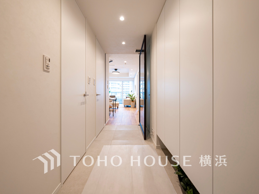 上質感漂う玄関と廊下。居住者の帰り、訪れる方を優しく迎える・安らぎに満ちた生活空間を予感させる。健やかな暮らしを楽しめることでしょう。