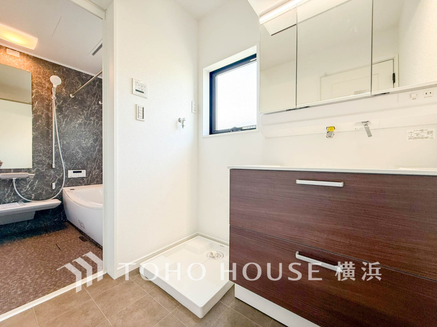 脱衣スペースを含む空間はゆとりの広さを設け、また洗面化粧台にも収納スペースを設ける事により、散らかりやすい洗面スペースをスッキリ保てます。