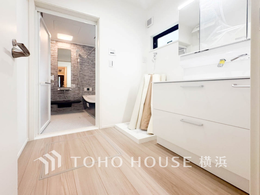 清潔感あふれる洗面室は、収納豊富で使いやすく、隣接する浴室への動線もスムーズです。