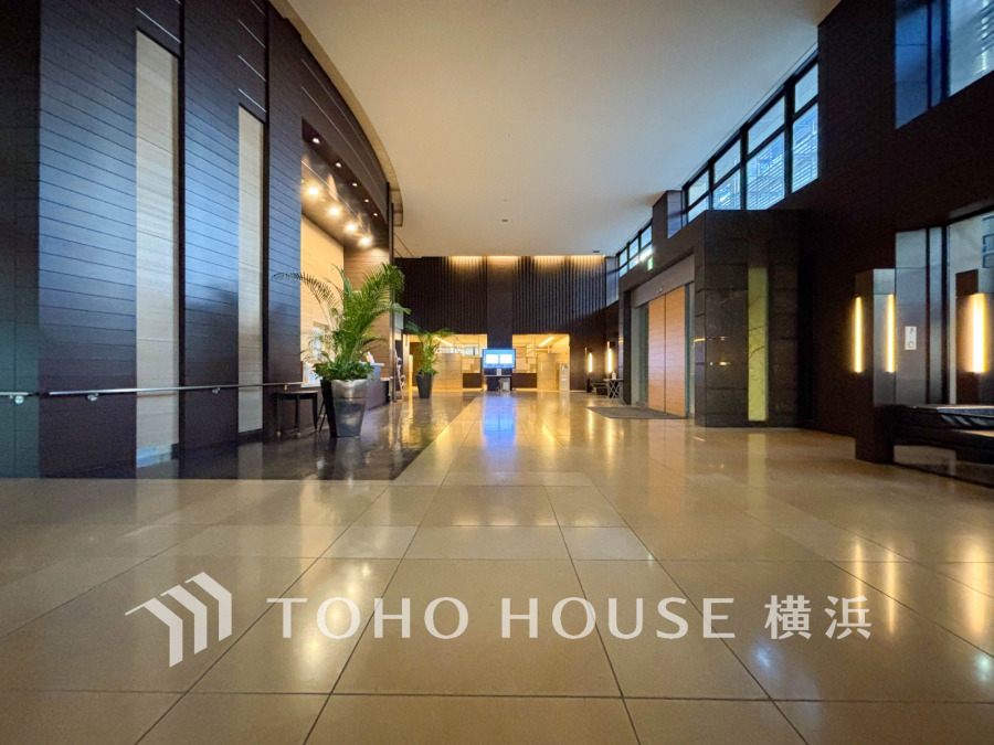 上品で清潔感があるエントランスは住人やゲストを迎え入れ、そして送り出す場にふさわしい上質な空間です。プライベート感が高まるシックな装いのエントランス。