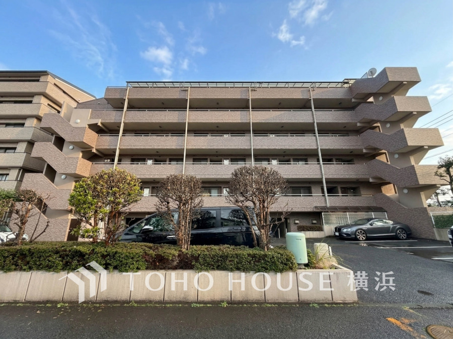 落ち着いた色合いの外観が魅力の、日当たり良好なマンションです。