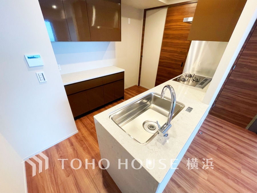 プライベートスペースを彩るインテリアとしての美と、快適な日常を支える機能性と強さがひとつになったキッチンです。開放的な対面カウンターキッチンはリビングと一体感のある空間。