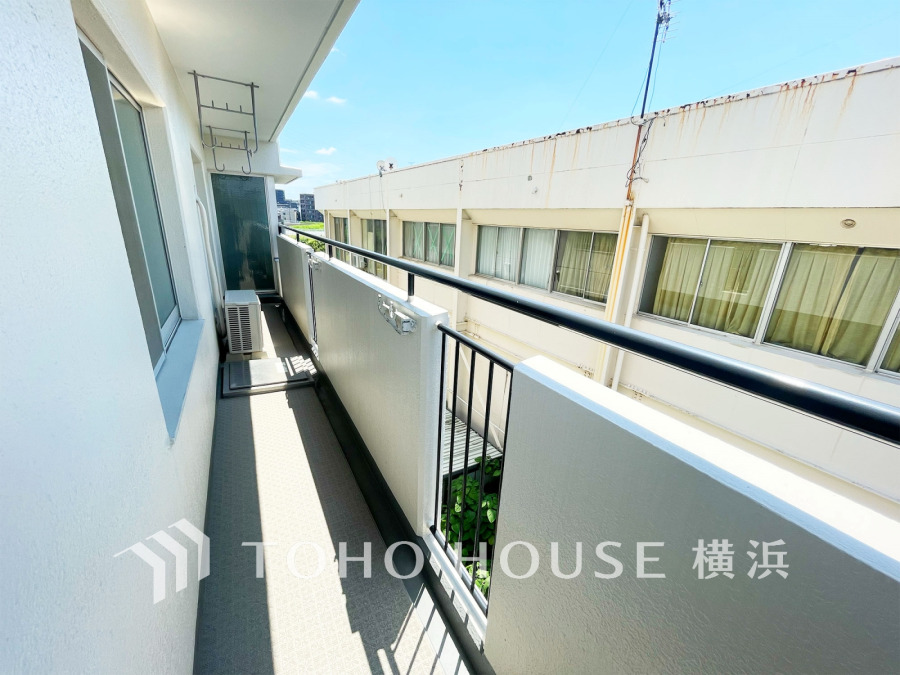 お部屋全体をＬ字型に囲む広いバルコニー。全ての居室に明るい光と爽やかな風を取り込みます。
