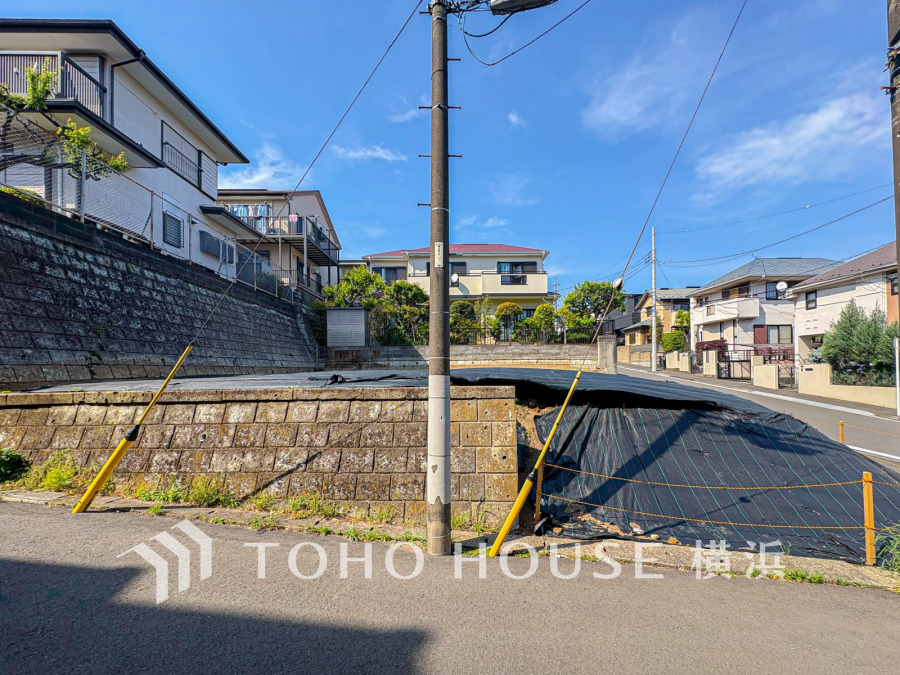 高台に位置する日当たり良好な整形地。閑静な住宅街で理想の住まいづくりに最適な土地です。