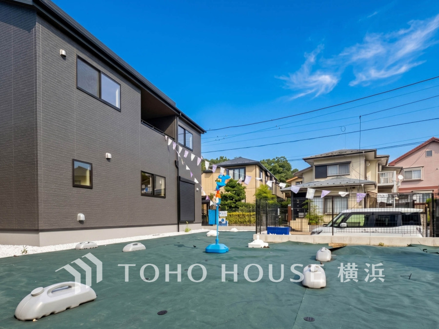 緑豊かな閑静な住宅街に誕生した上質な邸宅。陽だまりの南庭はゆとりあるプライベート空間です。