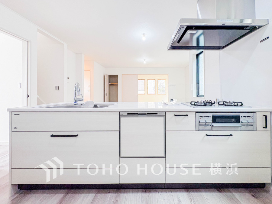 家事動線やリビングとのつながりに配慮し、食事の準備や片付けなどの家事を楽しくするキッチンスペースに仕上げました。毎日使う場所だから気持よく使えて、居心地の良い空間に。