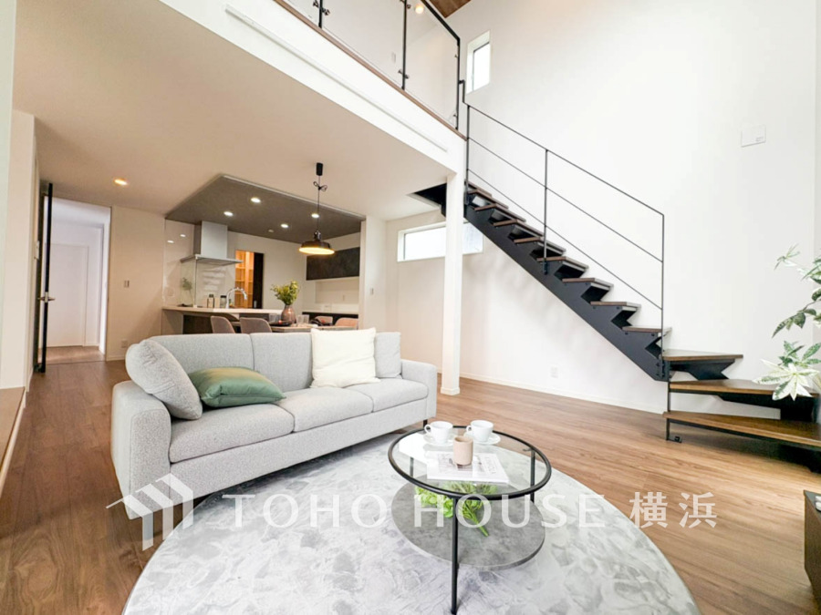 鉄骨の階段がアクセントとなったモダンなLDK。開放的な吹き抜け空間です。