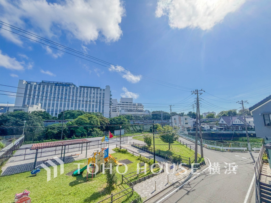 手を伸ばせば、ふれることが出来そうな環境が、そのままインテリアになったような開放的な空間。