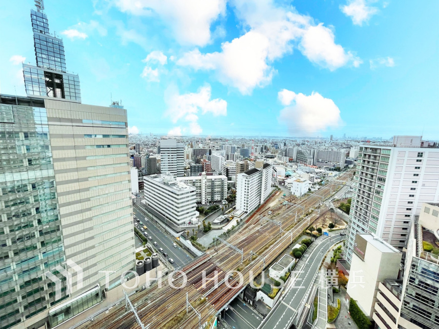 24階から臨む開放的な都市の眺望。ビッグターミナル『川崎』駅までペデストリアンデッキで直結できる魅力の立地で。都市の利便を惜しみなく享受するゆとりある暮らしを。