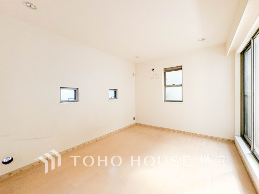 【2025年10月撮影】広々としたリビングダイニングは、シックでモダンな内装。落ち着いた雰囲気に包まれて、伸びやかな空間の中で、ゆったりと家族団らんのひとときを過ごせます。