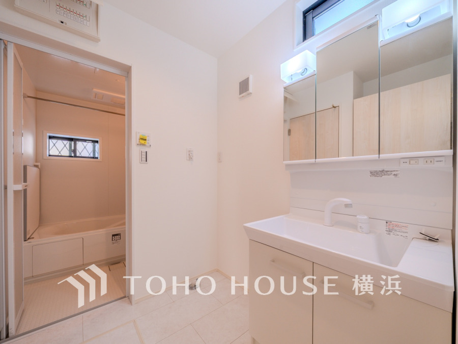 十分な大きさの洗面台は、身だしなみチェックや歯磨きなど、朝の慌ただしい時間でも余裕とゆとりを感じて頂けます。