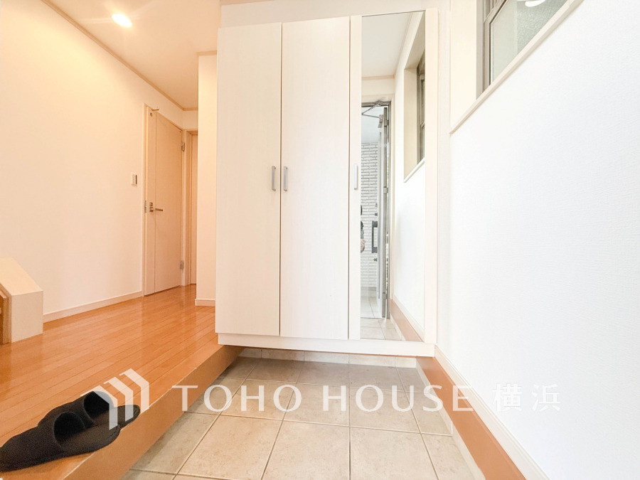 明るく清潔感のある玄関、収納豊富なシューズボックスでスッキリとした空間を実現しています。