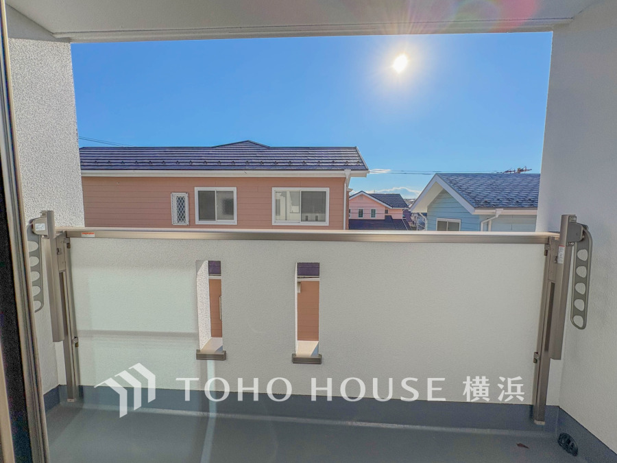 南からの陽射しがたっぷり差し込む、風通しの良いバルコニーで快適なひとときを。